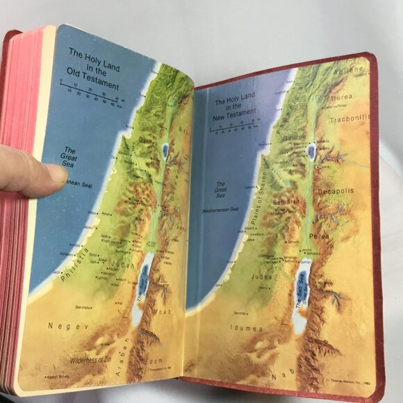 Holy Bible, New King James Version Nelson Regency Ed Christ in Red 412MR - Picture 13 of 13